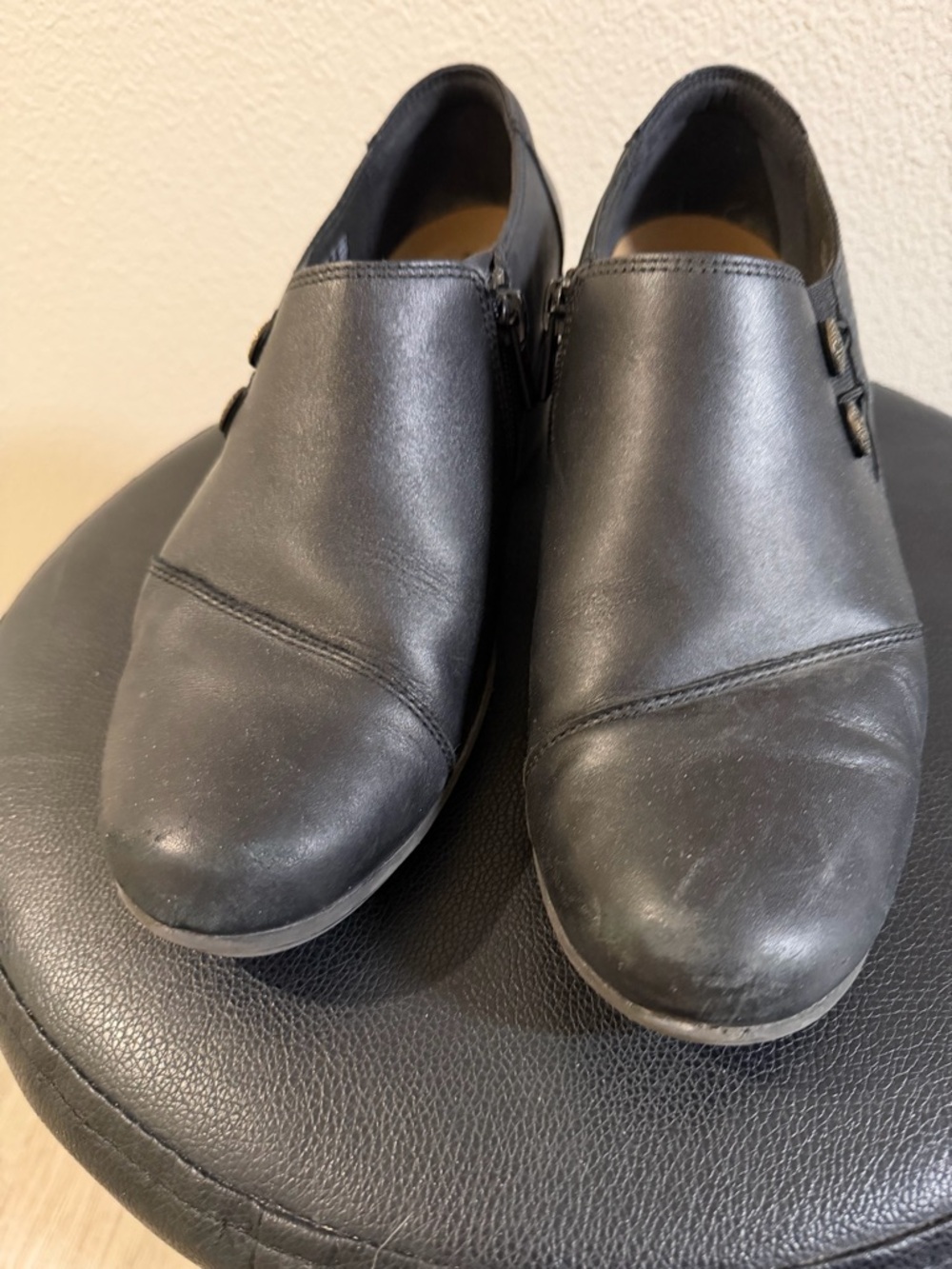 Women’s  Black Clarks Slip-On Leather shoes 

Size 9.5 Wide